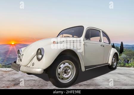 PULA, KROATIEN - 21. APRIL 2018: VW Käfer Oldtimer-Auto geparkt im Freien gegen Sonnenuntergang, Pula, Istrien, Kroatien Stockfoto