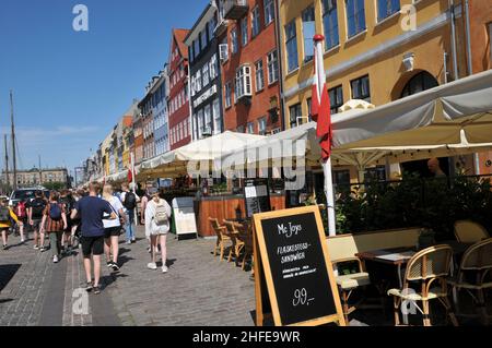 Kopenhagen, Dänemark, 18. Juni 2020/Dänen Genießen Sie Essen in Cafés und Restaurants und genießen Sie einen Tag auf dem Wasser, indem Sie mit Booten in Christianhavn Canal dueint corona Virus pandemic /covid-19 in Dänemark segeln (Foto..Francis Dean/DeanPictures) Stockfoto