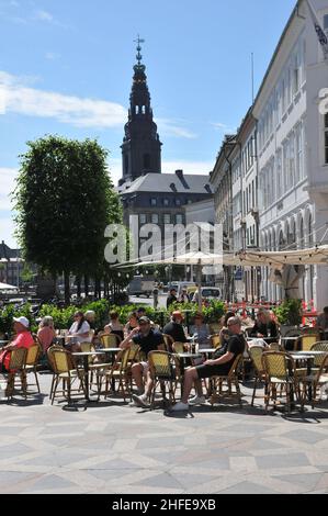 Kopenhagen, Dänemark, 18. Juni 2020/Dänen Genießen Sie Essen in Cafés und Restaurants und genießen Sie einen Tag auf dem Wasser, indem Sie mit Booten in Christianhavn Canal dueint corona Virus pandemic /covid-19 in Dänemark segeln (Foto..Francis Dean/DeanPictures) Stockfoto