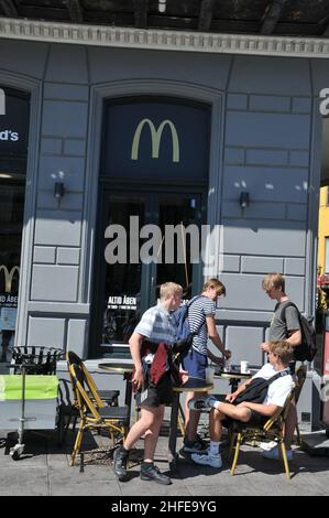 Kopenhagen, Dänemark, 18. Juni 2020/Dänen Genießen Sie Essen in Cafés und Restaurants und genießen Sie einen Tag auf dem Wasser, indem Sie mit Booten in Christianhavn Canal dueint corona Virus pandemic /covid-19 in Dänemark segeln (Foto..Francis Dean/DeanPictures) Stockfoto