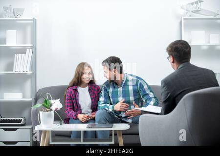 Vater und Kind Tochter mit Mädchen diskutieren Probleme in der Familie mit der Familie Psychologe. Diskussion von familiären Problemen mit Psychologen. Elternschaft Stockfoto