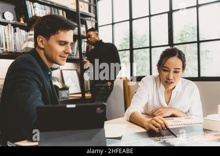 Smart Asian Working Women diskutieren Projekt mit männlichen Teamarbeit im modernen Büro Stockfoto