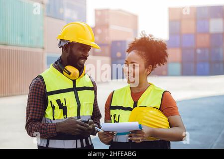 Afrikanische Männer und Frauen freuen sich über die Zusammenarbeit im Logistikhafen Stockfoto