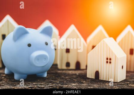 Home mit Sparschwein für Geld sparen für Hauseinkommen und Kosten sparen Konzept Stockfoto