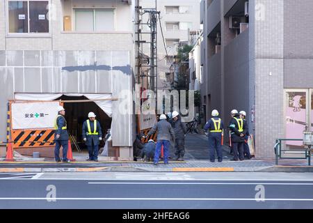 Japanischer Teammitarbeiter auf der Baustelle renovieren Gebäude mit Sicherheitsanzug.25. November 2017.Tokio, JAPAN. Stockfoto