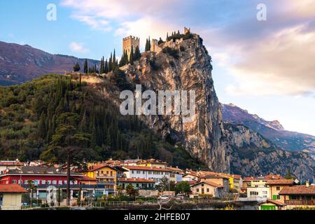 Arco Stadt mit Schloss auf felsigen Klippen in Trentino-Südtirol - Provinz Trient - Italien Wahrzeichen Stockfoto