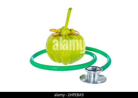 Garcinia cambogia frisches Obst und Stethoskop, isoliert auf weiß. Garcinia atroviridis ist eine Gewürzpflanze und reich an Vitamin C und Hydroxy-Zitronensäuren ( Stockfoto