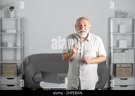 Porträt eines alten, reifen Managers. Senior Sozialarbeiter, Psychologe. Erfolgreiches Geschäftskonzept. Lehrer des alten Großvaters. Stockfoto