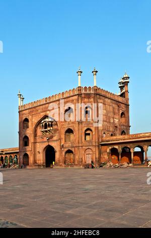 Eine Gruppe von Gläubigen geht auf den Innenhof der Jama Masjid Moschee in Delhi Stockfoto