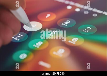 New york, USA - 24 2021. September: Drücken Sie digitale Zahlen auf dem Sperrbildschirm Nahaufnahme mit Stift Stockfoto