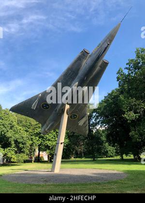 Foto eines Denkmals eines im Krieg verwendeten Flugzeugs oder Flugzeugs Stockfoto