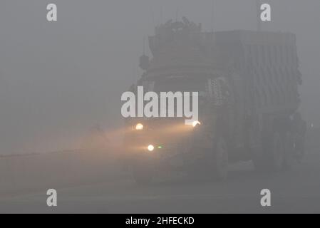 Lahore, Punjab, Pakistan. 13th Januar 2022. Pakistanische Bürger auf ihrem Weg zur Band Road durch dicke Nebeldecke in Lahore. Pakistanische Bewohner und Pendler sind aufgrund der dichten Nebelschicht, die Probleme bei der Atmung und der Sicht verursacht und auch den reibungslosen Verkehrsfluss behindert, mehr besorgt als überrascht. Die Bewohner von Lahore erwachten am Donnerstag zu einer dichten Nebeldecke auf, die die Sicht der Pendler verringerte und mehrere Beschwerden über Atembeschwerden und psychische Qualen auflöste. (Bild: © Rana Sajid Hussain/Pacific Press via ZUMA Press Wire) Stockfoto