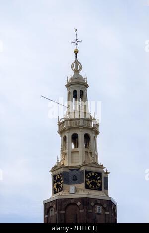 AMSTERDAM, NIEDERLANDE - 01. MAI 2018: Außenansicht der Spitze des Turms des Montelbaanstoren, Turm Stockfoto