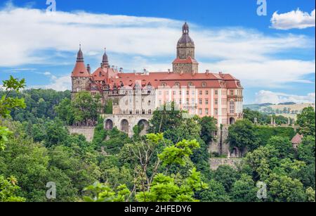 Die 1292 fertiggestellte und größte Burg in Schlesien vereint Książ gotische, barocke und Rokoko-Architektur mit einer majestätischen Mischung Stockfoto