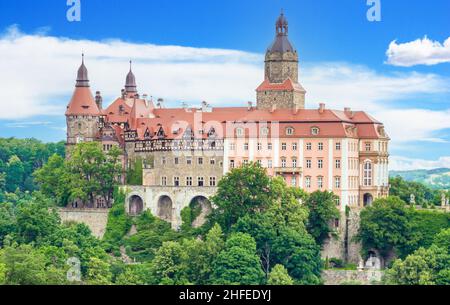 Die 1292 fertiggestellte und größte Burg in Schlesien vereint Książ gotische, barocke und Rokoko-Architektur mit einer majestätischen Mischung Stockfoto