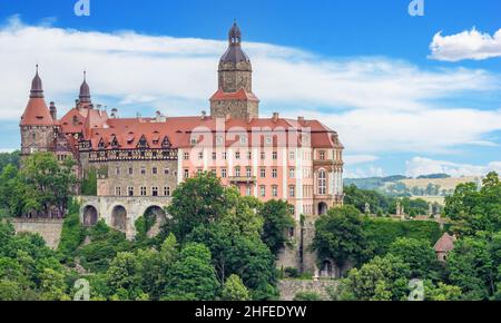 Die 1292 fertiggestellte und größte Burg in Schlesien vereint Książ gotische, barocke und Rokoko-Architektur mit einer majestätischen Mischung Stockfoto