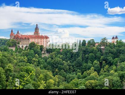 Die 1292 fertiggestellte und größte Burg in Schlesien vereint Książ gotische, barocke und Rokoko-Architektur mit einer majestätischen Mischung Stockfoto