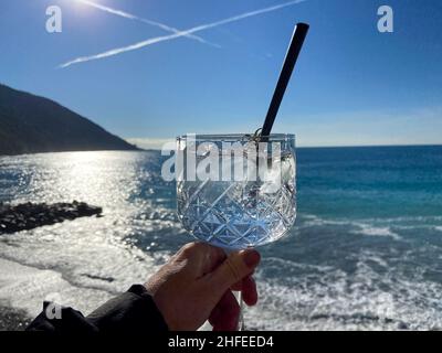 Ein Glas Gin Tonic in der Wintersaison vor dem Meer in Camogli, Geonva Stockfoto