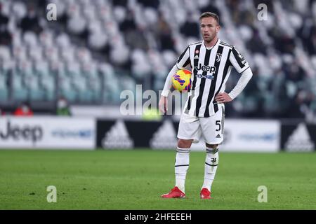 Turin, Italien. 15th Januar 2022. Arthur von Juventus FC sieht sich während des Serie-A-Spiels zwischen Juventus FC und Udinese Calcio am 15. Januar 2022 im Allianz Stadium in Turin, Italien, an. Quelle: Marco Canoniero/Alamy Live News Stockfoto