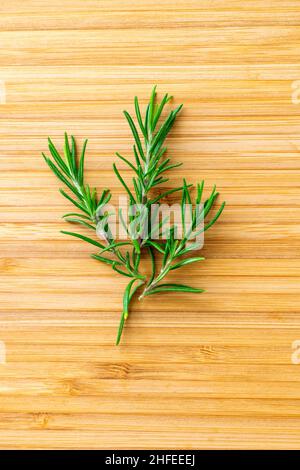 Frisch gepflückter Rosmarin auf einem Holzbrett Stockfoto