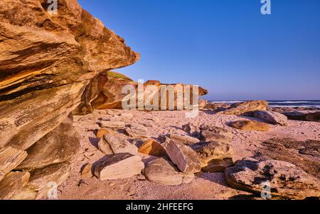 Felsformation entlang der Pazifikküste im Kamay Botany Bay National Park Stockfoto