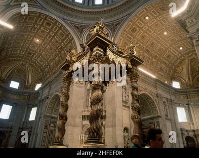 INTERIOR-CRUCERO CON BALDAQUINO-S XVII-BARROCO - FOTO AÑOS 90. AUTOR: GIAN LORENZO BERNINI (1598-1680). LAGE: BASILICA DE SAN PEDRO-INTERIOR. VATICANO. Stockfoto