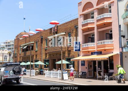 Hotel Steyne, öffentliche Bar und Restaurant im Vorort Manly Beach von Sydney, mit Dachbar, Sommer-Tag, Sydney, Australien Stockfoto