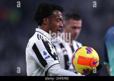 Turin, Italien. 15th Januar 2022. Juan Cuadrado von Juventus FC sieht während des Serie-A-Spiels zwischen Juventus FC und Udinese Calcio am 15. Januar 2022 in Turin, Italien, im Allianz-Stadion aus. Quelle: Marco Canoniero/Alamy Live News Stockfoto