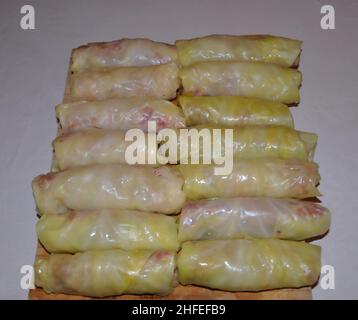 Sarma-Brötchen, traditionelle kroatische Mahlzeit, gefüllte fermentierte Kohlblätter mit Hackfleisch.Sarma, eingelegte Kohlblätter, gefüllt mit Hackfleisch. Stockfoto