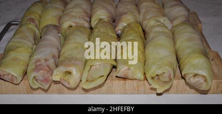 Sarma-Brötchen, traditionelle kroatische Mahlzeit, gefüllte fermentierte Kohlblätter mit Hackfleisch.Sarma, eingelegte Kohlblätter, gefüllt mit Hackfleisch. Stockfoto