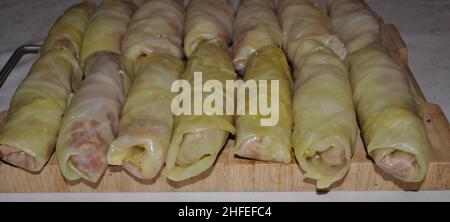 Sarma-Brötchen, traditionelle kroatische Mahlzeit, gefüllte fermentierte Kohlblätter mit Hackfleisch.Sarma, eingelegte Kohlblätter gefüllt mit Hackfleisch und ri Stockfoto