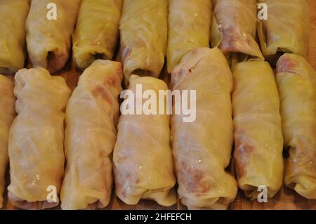 Sarma-Brötchen, traditionelle kroatische Mahlzeit, gefüllte fermentierte Kohlblätter mit Hackfleisch.Sarma, eingelegte Kohlblätter gefüllt mit Hackfleisch und ri Stockfoto