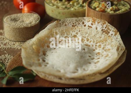 Geschmürte Hirse-Crepes zusammen mit gemischter Kokosnuss-Cashew-Soße. Eine andere Version von Appam oder Hoppers mit gemüsekur Stockfoto