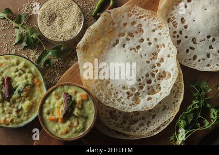 Geschmürte Hirse-Crepes zusammen mit gemischter Kokosnuss-Cashew-Soße. Eine andere Version von Appam oder Hoppers mit gemüsekur Stockfoto