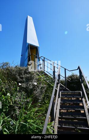 Der Sound Tower auf den Dünen am Eingang zum Strand von Chapel Six Marshes, Lincolnshire, Großbritannien. Entworfen von Rhys Cannon und Matthew Springett. Stockfoto