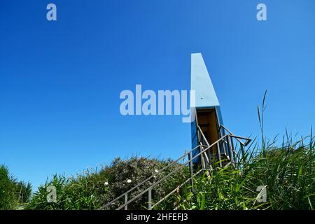 Der Sound Tower auf den Dünen am Eingang zum Strand von Chapel Six Marshes, Lincolnshire, Großbritannien. Entworfen von Rhys Cannon und Matthew Springett. Stockfoto