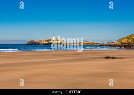 Godrevy Lighthouse an einem sonnigen Herbsttag, Gwithian Beach, Hayle, Cornwall, Großbritannien Stockfoto