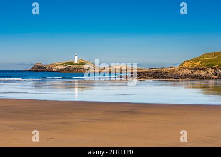 Godrevy Lighthouse an einem sonnigen Herbsttag am Gwithian Beach, Hayle, Cornwall, Großbritannien Stockfoto