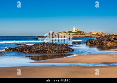 Sonniger Herbsttag am Godrevy Lighthouse am Gwihian Beach, Hayle, Cornwall, Großbritannien Stockfoto