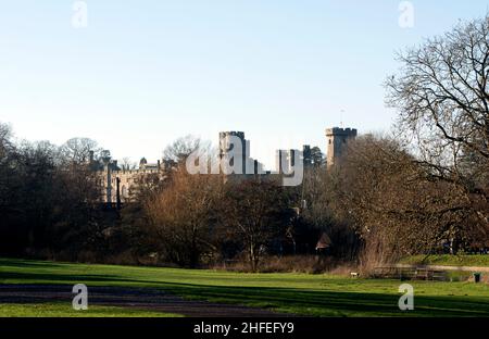 Warwick Castle im Winter von Myton Field aus gesehen, Warwick, Warwickshire, England, Großbritannien Stockfoto