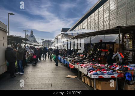 Blick auf den Porta Palazzo Markt der größte Straßenmarkt Europas, der an einem sonnigen Wintertag auf das Jahr 1835 zurückgeht, ist Turin, Piemont, Italien Stockfoto