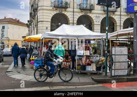 Blick auf den Porta Palazzo Markt der größte Straßenmarkt Europas, der an einem sonnigen Wintertag auf das Jahr 1835 zurückgeht, ist Turin, Piemont, Italien Stockfoto