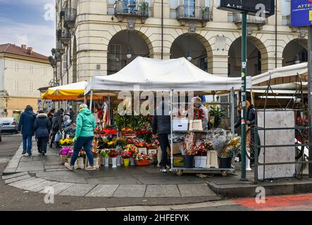 Blick auf den Porta Palazzo Markt der größte Straßenmarkt Europas, der an einem sonnigen Wintertag auf das Jahr 1835 zurückgeht, ist Turin, Piemont, Italien Stockfoto