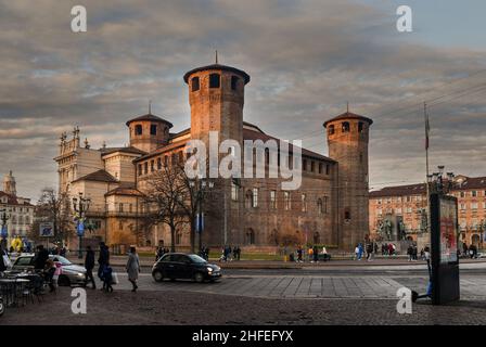 Architektonischer Komplex von Casaforte degli Acaja und Palazzo Madama auf der Piazza Castello, dem Hauptplatz von Turin, bei Sonnenuntergang im Winter, Piemont, Italien Stockfoto