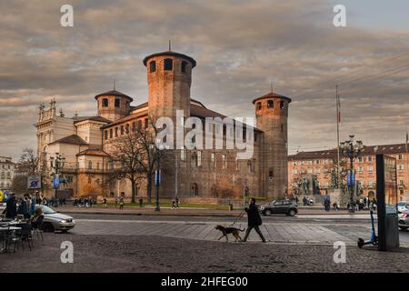 Architektonischer Komplex von Casaforte degli Acaja und Palazzo Madama auf der Piazza Castello, dem Hauptplatz von Turin, bei Sonnenuntergang im Winter, Piemont, Italien Stockfoto