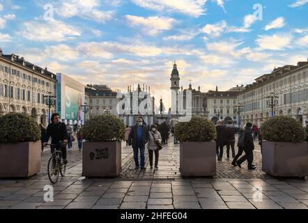 Piazza San Carlo, einer der Hauptplatz von Turin, überfüllt mit Menschen bei Sonnenuntergang während der Weihnachtsferien, Piemont, Italien Stockfoto