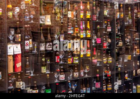 Brügge, Belgien - 10. April 2016: Bierwand in Brügge Bar mit verschiedenen Flaschen und Gläsern Stockfoto