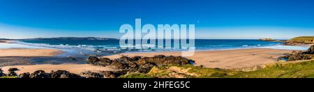 Panorama an einem sonnigen Herbsttag am Gwihian Beach, Hayle, Cornwall, Großbritannien Stockfoto