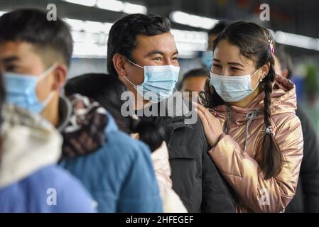 (220116) -- YUTIAN, 16. Januar 2022 (Xinhua) -- Maynurhan Amang (1st R) und Abudulezizi Maisedi (2nd R) sind am Produktionsstandort von Erke im Tianjin Industriepark im Yutian County, im Nordwesten der Autonomen Region Xinjiang, Uygur, am 14. Januar 2022 zu sehen. Yutian County, einst ein von Armut gebeuteltes Gebiet in Xinjiang, hat die Entwicklung arbeitsintensiver Industrien wie Textil-, Bekleidungs- und Sockenherstellung verstärkt. Im Tianjin Industriepark in Yutian wurde am 1. Januar 2022 eine Produktionsbasis der chinesischen Sportmarke Erke in Betrieb genommen, die mehr als 500 Arbeitsplätze für Einheimische bot. Maynurhan Am Stockfoto