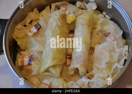 Sarma-Brötchen, traditionelle kroatische Mahlzeit, gefüllte fermentierte Kohlblätter mit Hackfleisch.Sarma - eingelegte Kohlblätter gefüllt mit Hackfleisch und Stockfoto